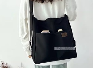 Sac à bandoulière avec poche à rabat avant et sangle réglable, design minimaliste élégant pour un usage quotidien, matériau léger et durable - Product Image 4