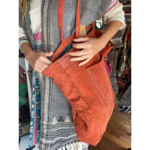 Bolso Tote Kantha Vintage Hecho a Mano en Color Mandarina con Forro de Algodón Bordado, Lavable para Uso Diario en Verano, Otoño e Invierno - Product Image 1