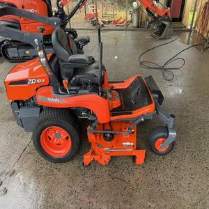 Tondeuse autoportée industrielle ZD1011 à moteur 2 temps avec transmission intégrale pour un entretien efficace de l'herbe et une structure durable - Product Image 4