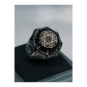 แหวนเงินผู้ชาย - ตัวเรือนทรงรีประดับด้วยพลอยเพทายและลายตราประทับของโซโลมอน ดีไซน์พิเศษ - Product Image 4