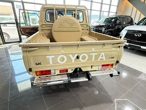 TOYOTA LANDCRUISER DOUBLE CABINE 4X4 MOTEUR DIESEL PICKUPS DISPONIBLE 2023 UTILISÉ ASSEZ - Product Image 4