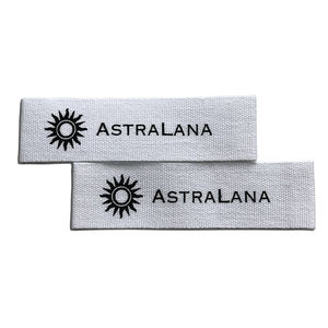 Etichette Tessute Personalizzate Ecologiche Quadrate Tagliate al Laser - Etichette Stampate Termoadesive per Produttori di Abbigliamento e Moda - Product Image 5
