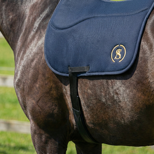 Selle de performance en maille bleu marine avec broderie de logo doré, rembourrage en mousse et en coton pour l'équitation et l'entraînement - Product Image 2