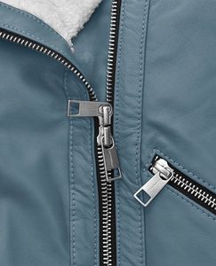 Chaqueta Varsity de Cuero con Capucha, Cuello Camisero, Transpirable y Cálida, Chaqueta de Mujer con Forro de Borrego, 2025 - Product Image 5