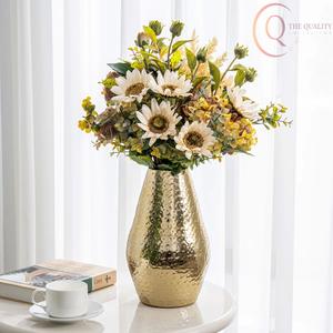 Jarrón Artístico de Metal para Mesa, Diseñado para Interiores Sofisticados, que Agrega Carácter e Interés Visual - Product Image 2