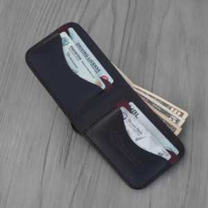 Cartera Bifold Delgada WF Leathercraft No.80 Hecha a Mano de Cuero de Vaca de Grano Completo con Curtido Vegetal (Negro Océano y Borgoña) - Product Image 1