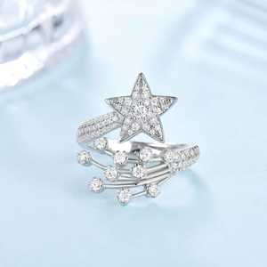 Anillo de Boda Ajustable de Plata de Ley 925 con Diseño de Estrella y Moissanita VVS para Mujer, Engaste Pavé, Estilo Iced Out, Media Eternidad - Product Image 1
