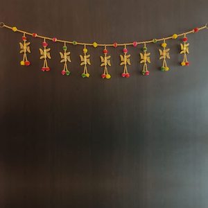 Porte traditionnelle faite à la main suspendue Moti Swastik Latkan Style Bandarwal Toran pour les mariages Festivals et décoration de la maison - Product Image 1