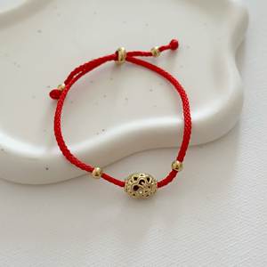Bracelet de Bohème Réglable en Corde Rouge avec des Accents en Acier Inoxydable en Filigrane Doré Creux et Charme - Product Image 3