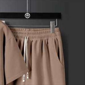 Ensemble d'été léger et de haute qualité pour homme – Personnalisable, respirant, deux pièces, style urbain, chemise et short unis, coupe décontractée - Product Image 3