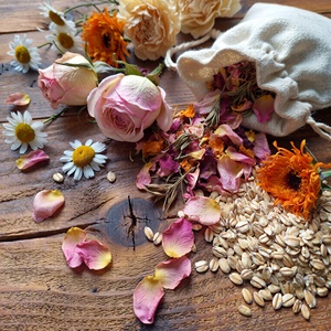 حليب استحمام مغذي من بيور جلو مع بتلات الورد وزهرة الأقحوان ورقائق الشوفان والشامبو - منتج تجميلي وهدية عشبية للنقع والاسترخاء - Product Image 5