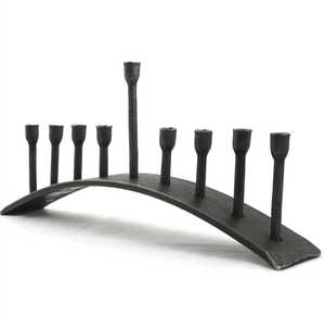 Menorá de Hierro Forjado al por Mayor Directo de Fábrica, Lámpara de Hanukkah de Moda, Diseño de Arco de Cristal con Llama Curva, Resistente al Calor - Product Image 1