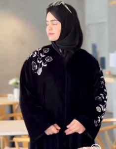 Abayas élégantes et modestes brodées à la main pour femmes Robes formelles traditionnelles de Dubaï Tissu respirant - Product Image 1