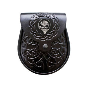 Sporrans traditionnels écossais en cuir avec motif en relief, personnalisables, confortables et durables, motif tartan, prix bas - Product Image 1