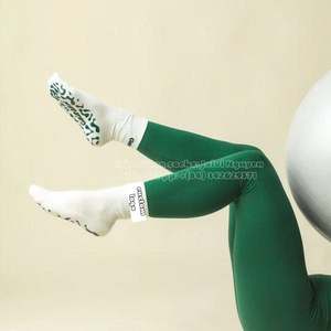 Chaussettes de sport antidérapantes en coton extensible respirant et confortable pour yoga, pilates et fitness, idéales pour l'entraînement en intérieur - Product Image 5