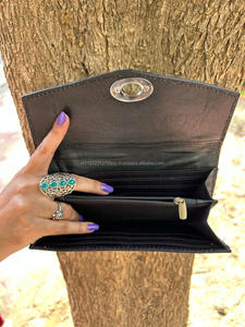 Style unique cheveux sur peau noir usiné fourrure cuir pochette femmes conçu sac à main vente chaude en cuir usiné Style occidental portefeuille - Product Image 6