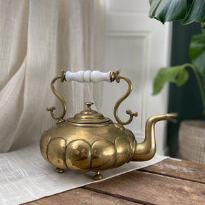 Tetera de latón victoriano antiguo estilo de cabaña de campo del siglo XIX con mango de vidrio blanco para regalos de agua de café de té - Product Image 1