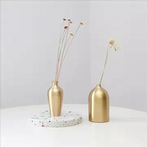 Vase à fleurs artistique moderne en laiton/cuivre gravé à la main pour les centres de table décor de salon ou les cadeaux de mariage - Product Image 5