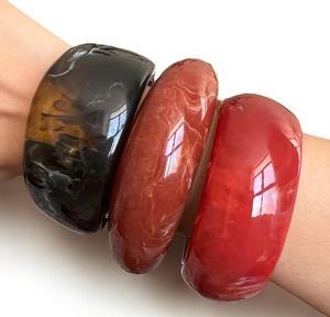 Bracelets en résine imperméables faits à la main pour femmes, bijoux élégants et modernes, couleurs personnalisables, logo pour les fêtes, les mariages, les cadeaux - Product Image 4