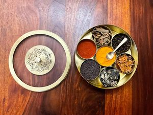 Boîte à épices en métal en laiton avec design en verre boîte à épices en laiton Métal avec touche dorée Laiton belle conception de gravure - Product Image 3