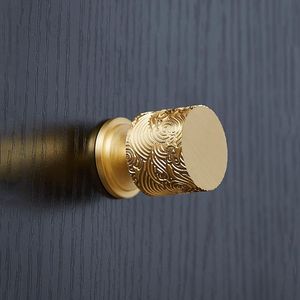 Boutons en laiton parfaits pour les meubles de bureau, offrant un look moderne et professionnel tout en conservant une construction métallique robuste et de qualité supérieure. - Product Image 5