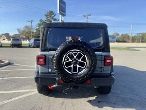 Jeep Wrangler Rubicon Gris Propre 2024 Gauche R18 4 Portes 4x4 d'Occasion Toit Ouvrant Démarrage à Distance Sièges en Cuir Pack Premium Boîte Automatique - Product Image 3