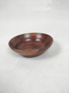 Tazón de madera hecho a mano con aspecto artesanal y suavidad, ideal para refrigerios secos y frutas. - Product Image 3