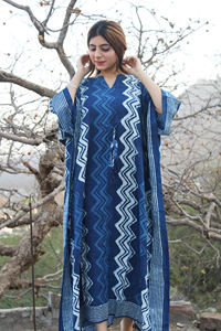 Kaftan ecológico de algodón 100%, elegante estampado de ondas índigo, cómodo vestido de salón de longitud media, vestido informal estampado a mano - Product Image 5