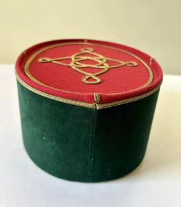 Chapeau français contemporain en gris ardoise avec un design minimaliste de la plus haute qualité rouge vert képi français - Product Image 4