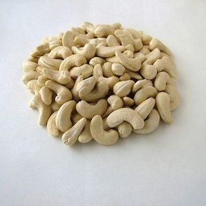 Nueces de Anacardo Crudas de Alta Calidad W320 W240 – Grado Premium, Suministro a Granel, Precio Competitivo, Granos de Anacardo Saludables - Product Image 1