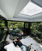 Maison capsule moderne, respirante et peu encombrante, conception personnalisée, cabane mobile pour les vacances, idéale pour les voyages en plein air, les stations balnéaires et les séjours en gîte.
