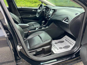 Chevrolet Cruze Premier Sedan FWD propre, modèle 2017 - Product Image 2