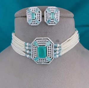 Conjunto de Gargantilla y Aretes con Acabado de Precisión Moderna, Estilo Premium, Pulido Plateado, Aspecto de Perlas de Circonita Cúbica, Colección para Fiestas y Bodas para Mujer - Product Image 1