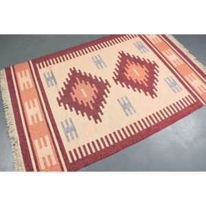 พรมตุรกีโบราณขนาดเล็ก 2.4x3.8 ฟุต สีแดงเบจขอบสีขาว ทำจากขนสัตว์ - Product Image 1