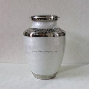 Urne de crémation décorative de qualité supérieure en aluminium blanc perle de haute qualité adultes belle œuvre gravée sculptée cendres humaines personnalisées - Product Image 2