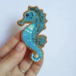 Breloque et porte-clés brodés à la main de haute qualité, motif champignon, perles Zari, impression couleur complète, personnalisation - Création IQRA - Product Image 1