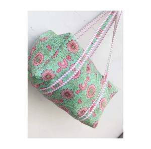 Beau sac en coton Grand sac de voyage en coton Weekender Sac de sport matelassé fait à la main Bloc de coton imprimé - Product Image 1