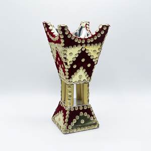 Quemador de incienso árabe tradicional, soporte decorativo de metal chapado en oro para incienso Oud con acabado de terciopelo - Product Image 2