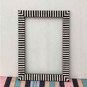 Espejo de Pared Moderno con Incrustaciones de Hueso, Hecho a Mano por Artesanos, Ecológico, Duradero, Espejo Decorativo Premium para Interiores de Casas de Lujo - Product Image 3