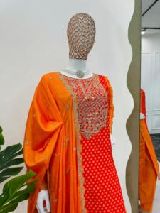 Ensemble de costume de créateur de couleur signature distinctive en soie de chinon immaculée avec doublure intérieure impeccable et séquence élaborée - Product Image 3