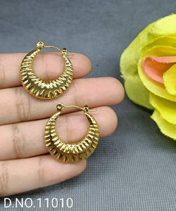 Boucles d'oreilles clous en forme de fleur dorée antique, bijoux classiques en imitation perle avec placage or pour les fêtes SKU 11010 - Product Image 1