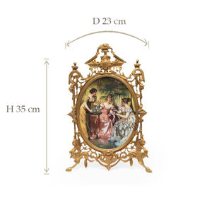 Cadre sur pied orné de laiton antique avec illustration de scène européenne ovale dans un design vintage classique luxueux - Product Image 6