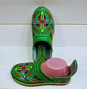 Sandalias de cuero genuino bordadas a mano, punta redonda roja, estilo étnico, con suela de goma con patrón geométrico. - Product Image 6