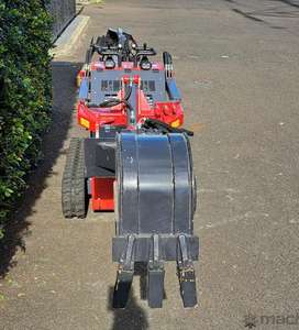 Mini chargeuse compacte avec attache d'excavatrice longue, catégorie de produits : pelles rétrocaveuses remorquables - Product Image 3