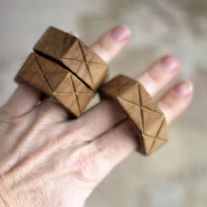 Ensemble d'anneaux de serviette en bois faits à la main avec des motifs sculptés en forme de croix - nouveau look - tendance - Product Image 1