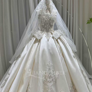 Robe de mariée moderne OY024 à col bateau long, traîne chapelle, avec fleurs en dentelle, cristaux et gants - Product Image 4