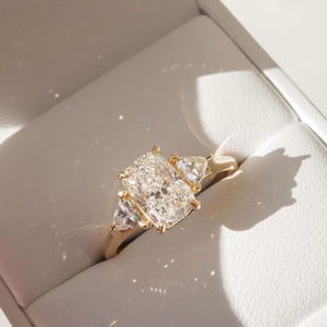 Bague de fiançailles en diamant de laboratoire certifié IGI, vintage, or jaune 14 carats - Product Image 1