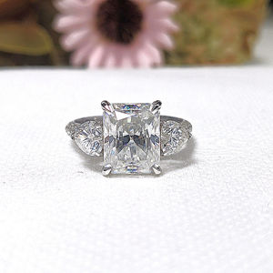 Bague de fiançailles Lurba Jewels en or blanc 14 carats avec diamant de laboratoire taille radiant de 3,70 carats, sertie pavé trois pierres, certifiée IGI, tendance - Product Image 1