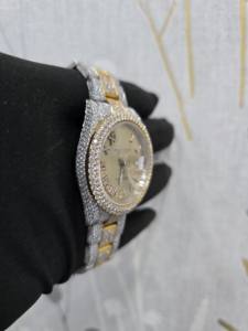 Montre de luxe hip-hop en moissanite glacée pour homme avec cadran entièrement serti de diamants dorés, bracelet haut de gamme, style moderne et affirmé - Product Image 3