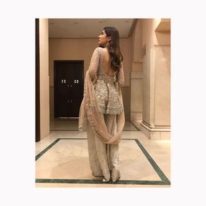 El último diseñador Heavy Foil Mirror Work Lehenga Choli Ropa india y pakistaní con bordado Georgeatte a la venta. - Product Image 6